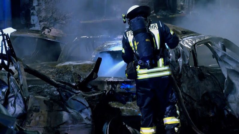 Opilý řidič kamionu zdemoloval v Německu 31 aut a dům